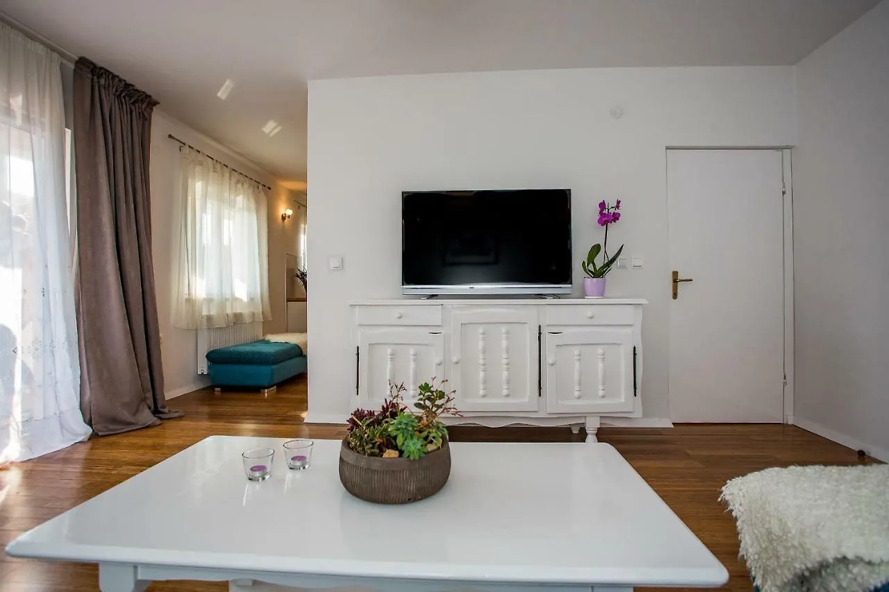 Apartment & Rooms Poppy Rose Zadar