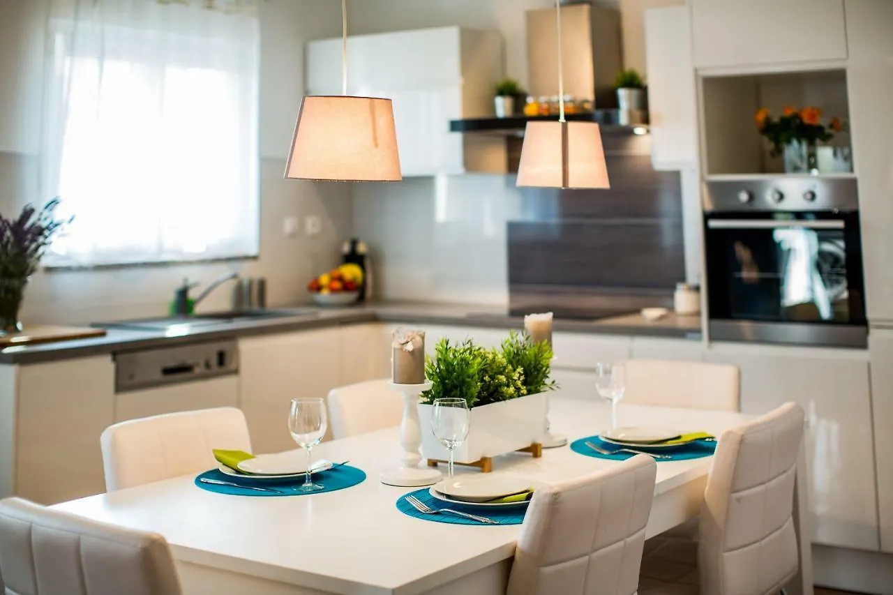 Apartment & Rooms Poppy Rose Zadar Bed & Breakfast